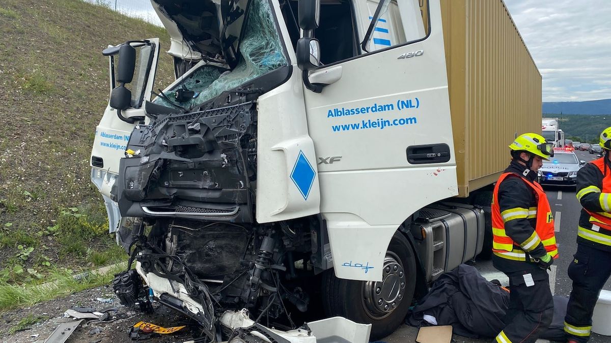 Na dálnici D8 bourala dvě nákladní auta. Jeden řidič zemřel